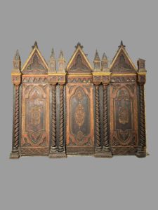 Neogotische Wandvertäfelung mit 3 Türen, restaurationbedürftig